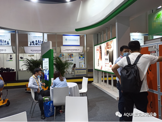 宅男在线播放工作人員在介紹除濕熱泵 宅男在线播放工作人員在介紹除濕熱泵