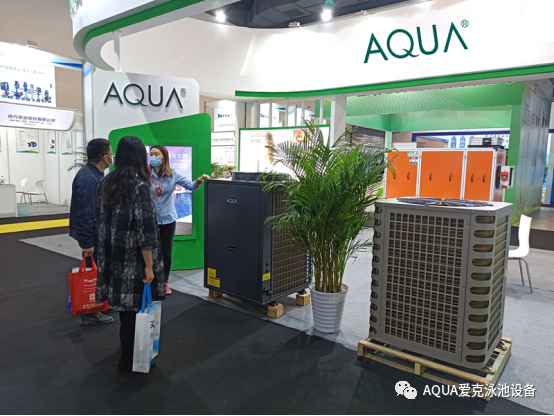 宅男在线播放工作人員在向參展觀眾介紹宅男在线播放熱泵 宅男在线播放工作人員在向參展觀眾介紹宅男在线播放熱泵