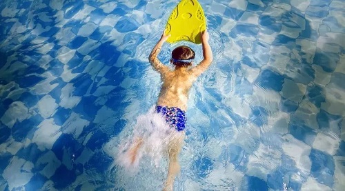 青少年在遊宅男天堂污污视频遊泳