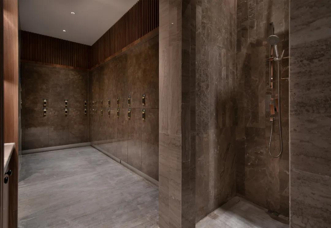 國惠大酒店遊泳館，配備更智能人性化的高端更衣室，以及寬敞潔淨的獨立隔間淋浴室。