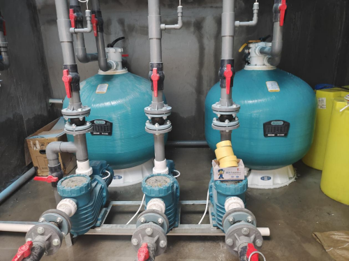 宅男天堂污污视频設備機房裏的水泵和砂缸